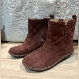 UGG Women 9 Neevah Brown Suede Sheepskin Lined Boots Cold Winter